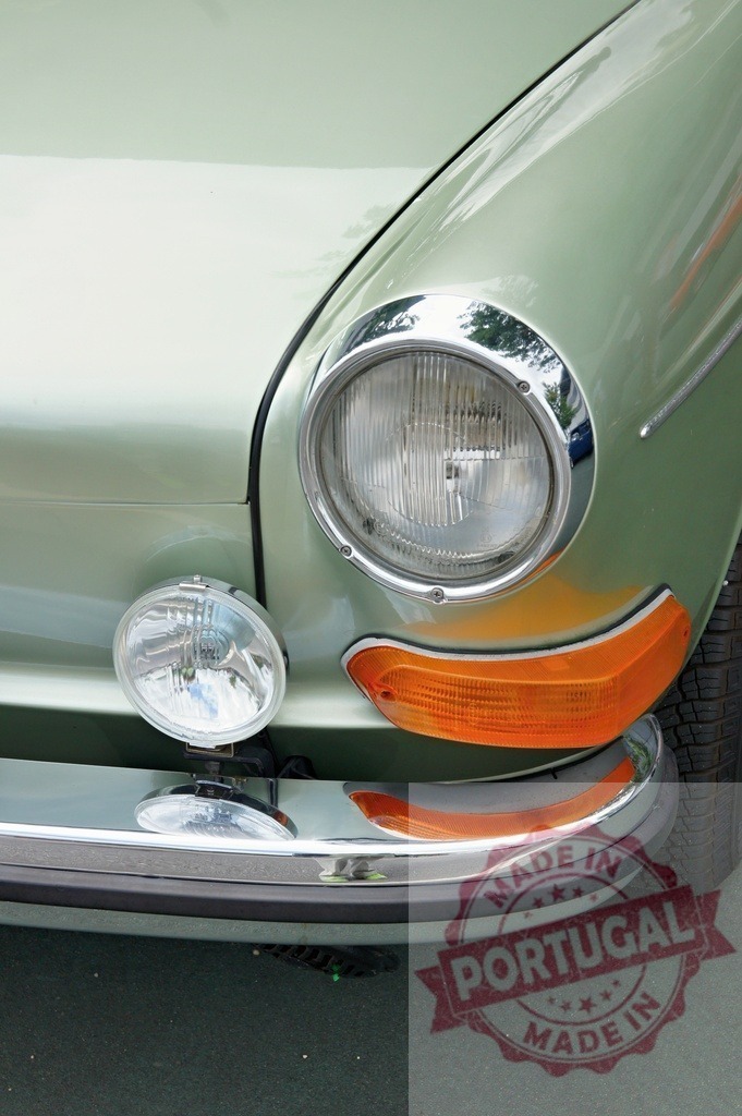 Volkswagen vintage car headlight bumper detail | Volkswagen classic car showing front headlight, turn signal, fog light, and chrome bumper - Realisiert mit Pictrs.com