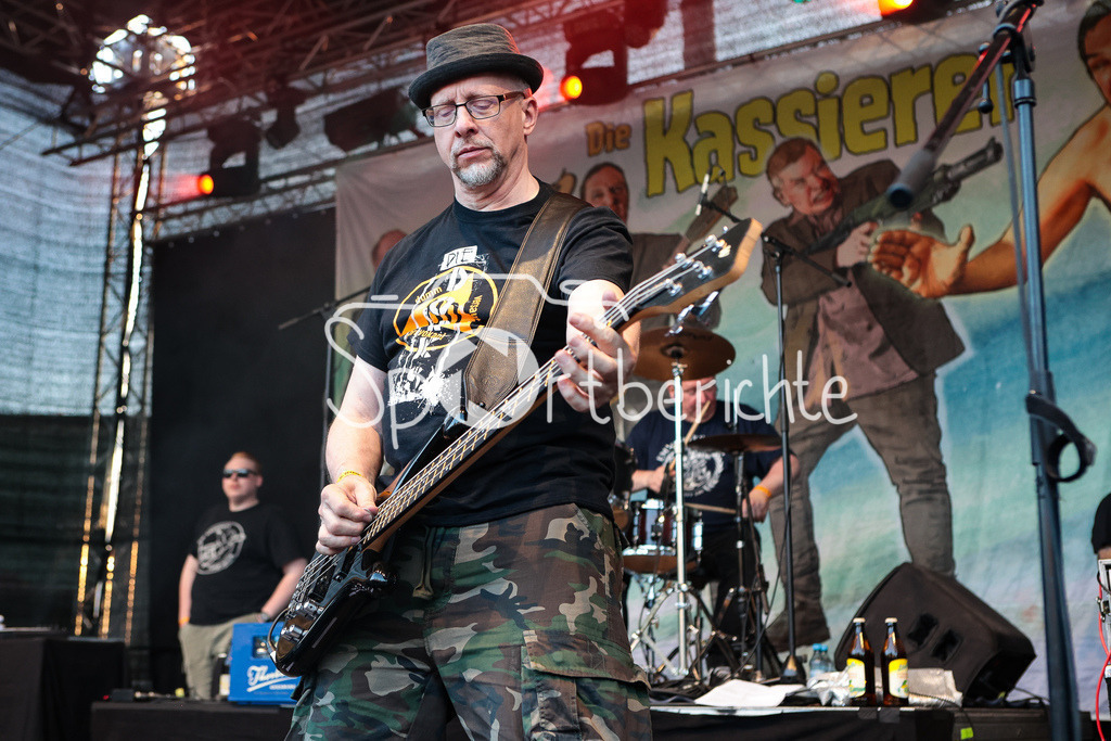Sommer am Kiez | Mitch MAESTRO von der Band "Die Kassierer" beim Auftritt auf dem Augsburger Festival "Sommer am Kiez" an seinem Bass / Livemusik / Konzert / Musik / Laut / Punk / Punkmusik / Basser