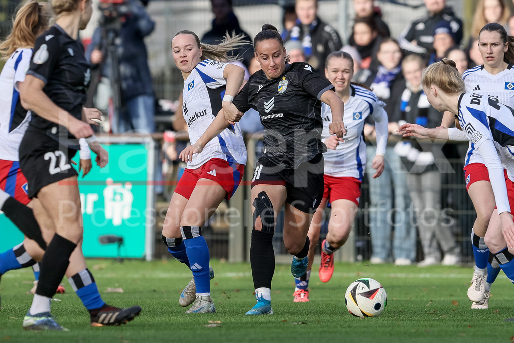 Fussball, DFB-Pokal Frauen, Hamburger SV - FC Carl Zeiss Jena | v.li.: Mia Büchele (Hamburger SV, 17) und Nelly Juckel (FC Carl Zeiss Jena, 31) im Zweikampf, Duell, Dynamik, Aktion, Action, Spielszene, DIE DFB-RICHTLINIEN UNTERSAGEN JEGLICHE NUTZUNG VON FOTOS ALS SEQUENZBILDER UND/ODER VIDEOÄHNLICHE FOTOSTRECKEN. DFB REGULATIONS PROHIBIT ANY USE OF PHOTOGRAPHS AS IMAGE SEQUENCES AND/OR QUASI-VIDEO.