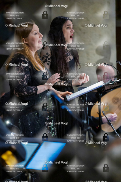 TAM25_K.02__Michael-Vogl_017_4578 | Tage Alter Musik Regensburg K.02 Nachtkonzert Schottenkirche St. Jakob Dorothee Mields &amp; Hana Blažíková Sopran Hathor Consort (Belgien) Barbara Strozzi (1619–1677) Ein musikalisches Porträt in fünf Akten Romina Lischka Bassgambe, Leitung Foto: Michael Vogl