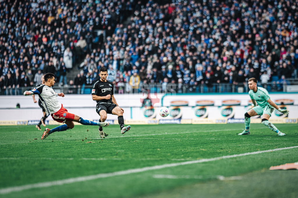 Fußball | Männer | Saison 2023/2024 | 2. Fußball-Bundesliga | 16. Spieltag | Hamburger SV vs. SC Paderborn 07 | 09.12.2023 | Robert Glatzel (#9, HSV) scheitert an Pelle Boevink (#1, SC Paderborn 07)