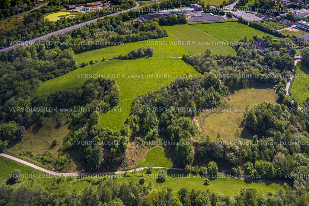 Buende240505193NSG-ImDoberg | Luftbild, Naturdenkmal Doberg, geologische Fundstätte tertiärer Fossilien, Ort mit Millionen Jahre Erdgeschichte, Doberg, Bünde, Ostwestfalen, Nordrhein-Westfalen, Deutschland