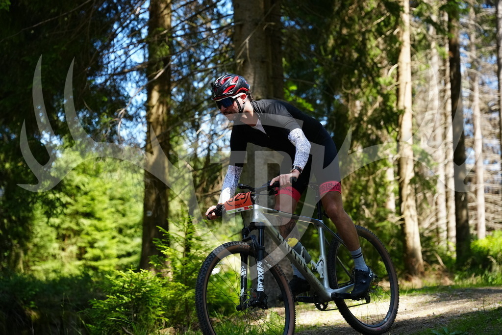 FC101849 | Fotogalerie der Treibjagd im Dunkelwald - Dein MTB Etappenrennen im Erzgebirge - Realisiert mit Pictrs.com