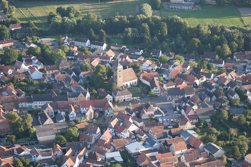 Luftbild: Ortsansicht der Straßen und Häuser der Wohngebiete im Ortsteil Billigheim in Billigheim-Ingenheim im Bundesland Rheinland-Pfalz in Deutschland. Foto: IMG_51101.jpg vom 22.07.2012 durch Werner Riehm/FLY-FOTO.de