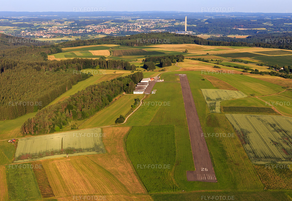 Luftbild: Flugplatz AIRFIELD ROTTWEIL - EDSZ von Osten im Ortsteil Zepfenhan in Rottweil im Bundesland Baden-Württemberg in Deutschland. Foto: IMG_148611.jpg vom 25.06.2025 durch Werner Riehm/FLY-FOTO.deplane-solid