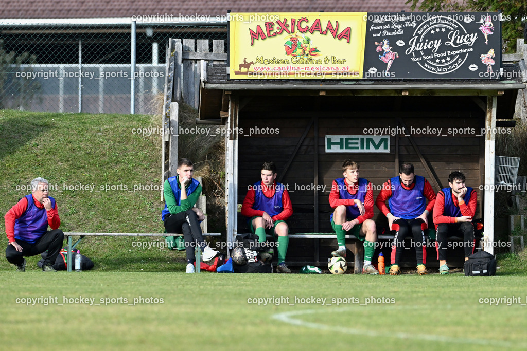FC ASKÖ Gmünd vs. SV Rapid Lienz | Spielerbank FC Gmünd, Asisstentcoach FC Gmünd Arno Krall, FC ASKÖ Gmünd vs. SV Rapid Lienz, FC ASKÖ Gmünd vs. SV Rapid Lienz am 09.11.2025 in Ferlach (Ballspielhalle Ferlach), Austria, (Photo by Bernd Stefan)