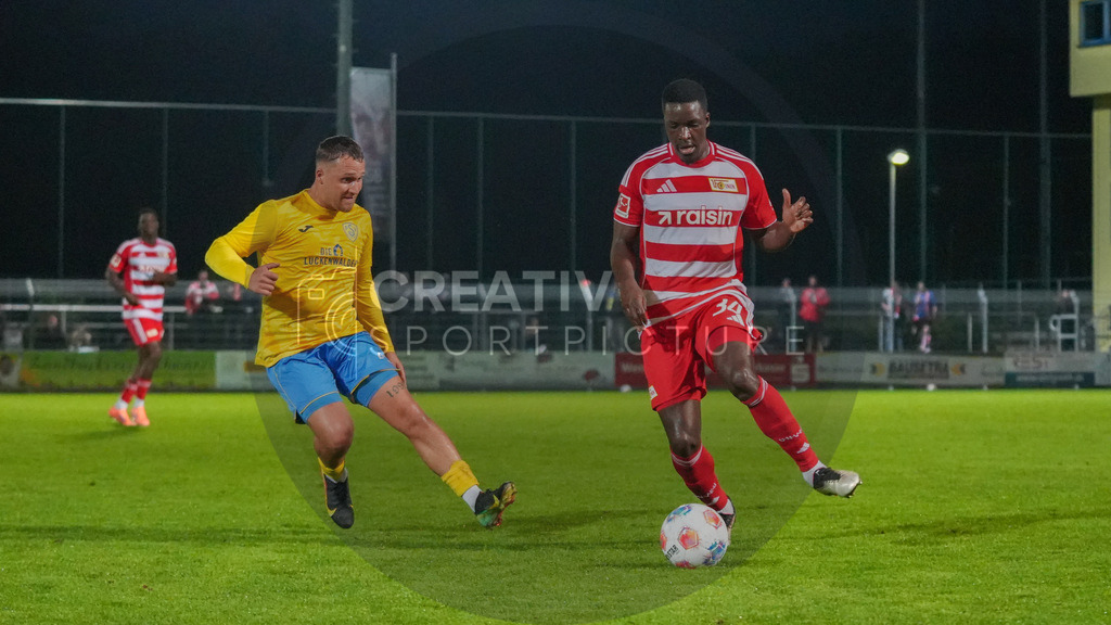 Fußball, Herren, Saison 2025/2026, Testspiel, Freundschaftsspiel, FSV 63 Luckenwalde vs. 1.FC Union Berlin, Mittwoch 08.10.2025, Werner-Seelenbinder-Stadion Luckenwalde, | Fußball, Herren, Saison 2025/2026, Testspiel, Freundschaftsspiel, FSV 63 Luckenwalde vs. 1.FC Union Berlin, Mittwoch 08.10.2025, Werner-Seelenbinder-Stadion Luckenwalde, Im Bild: Lucas Will (l. Luckenwalde) und Stanley Nsoki (r. Union) - Realisiert mit Pictrs.com