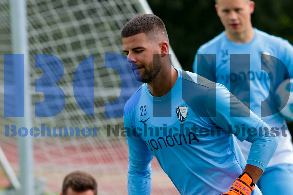 1. Fussball Bundesliga:  Trainingsauftakt VfL Bochum 1848 {date} -  | {headline}(Foto: Sebastian Sendlak / BOND)DFL regulations prohibit any use of photographs as image sequences and/or quasi-videos. - Realisiert mit Pictrs.com
