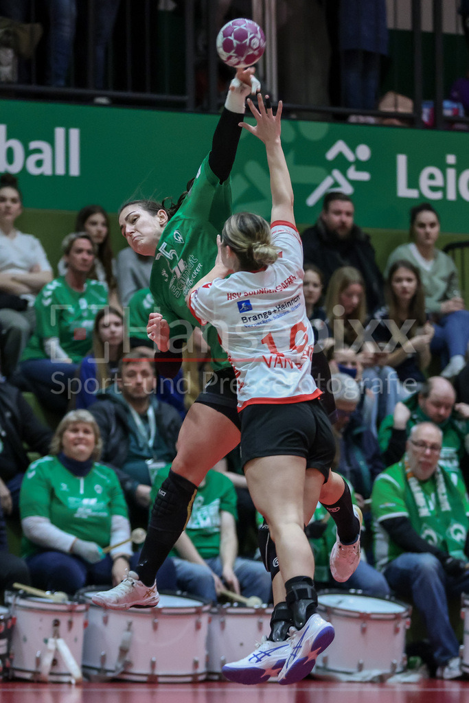 Handball, 2. Bundesliga Frauen, SV Werder Bremen - HSV Solingen-Gräfrath 76 | v.li.: Anna Lena Bergmann (SV Werder Bremen, 25) beim Wurf, am Ball, Spielszene, Aktion, Action, Jessica van de Ruit (HSV Solingen-Gräfrath 76, 10)