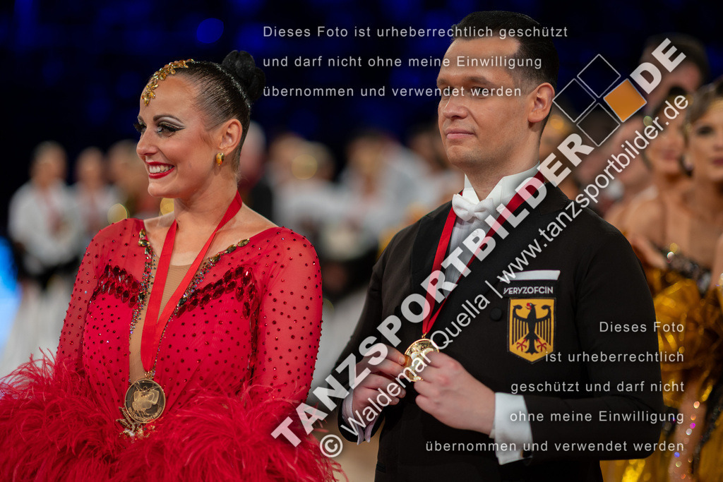 20251206-05940 | Hier finden Sie Tanz Bilder vom Latein und Standard Formationen tanzen. Sportbilder vom Tanzsport. Schöne Fotos und von Weltmeisterschaft, Europameisterschaft, Bundesliga, Regionalliga, Oberliga und Landesliga sowie von GOC Stuttgart, DanceComp, WM Bremen