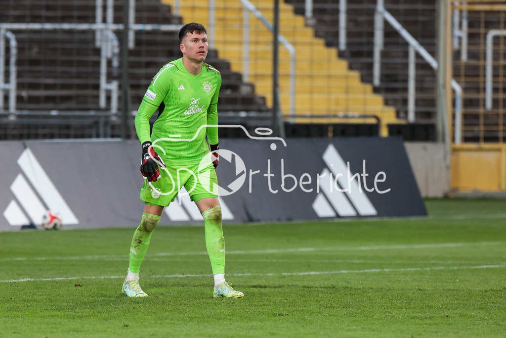 FC Bayern Amateure - TSV Buchbach | kommt zu seinem Einsatz nach der roten Karte fuer Tom Ritzy HUELSMANN (FCB #1) / Manuel KAINZ (FCB #23) / Freisteller / Einzelfoto