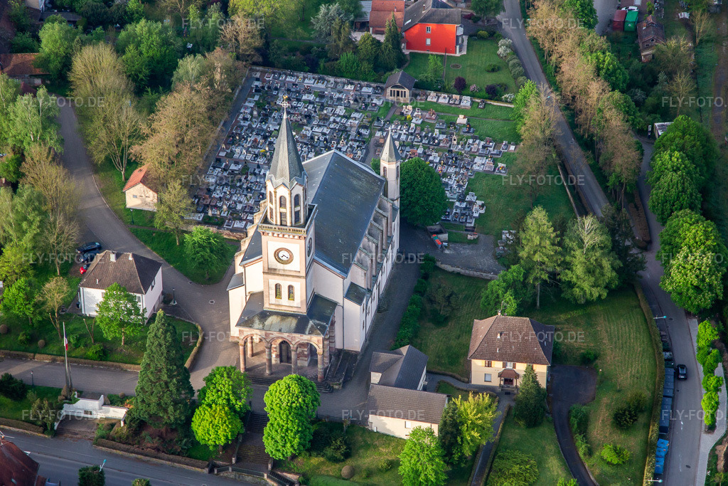Luftbild: Eglise de la-Nativité de-Marie Herbitzheim und Cimetière in Herbitzheim im Bundesland Bas-Rhin in Frankreich. – Foto: IMG_140548.jpg vom 01.05.2024 durch Werner Riehm/FLY-FOTO.de – Auflösung des Originals: 5302 x 3535 px