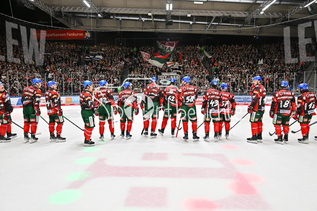 Augsburger Panther - Straubing Tigers | Die Panther feiern zusammen mit den Fans den Heimsieg gegen Straubing / DEL: Augsburger Panther - Straubing Tigers, Curt Frenzel Stadion am 29.11.2024