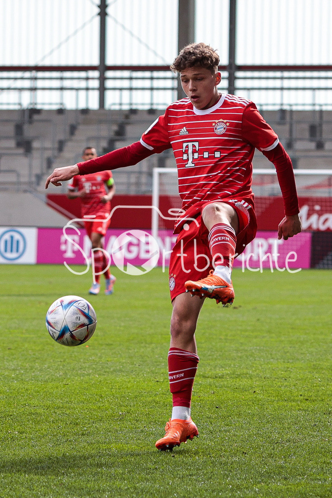 FC Bayern Muenchen U19 - FC Augsburg U19 | Matteo SCHABLAS (FCB #3) am Ball