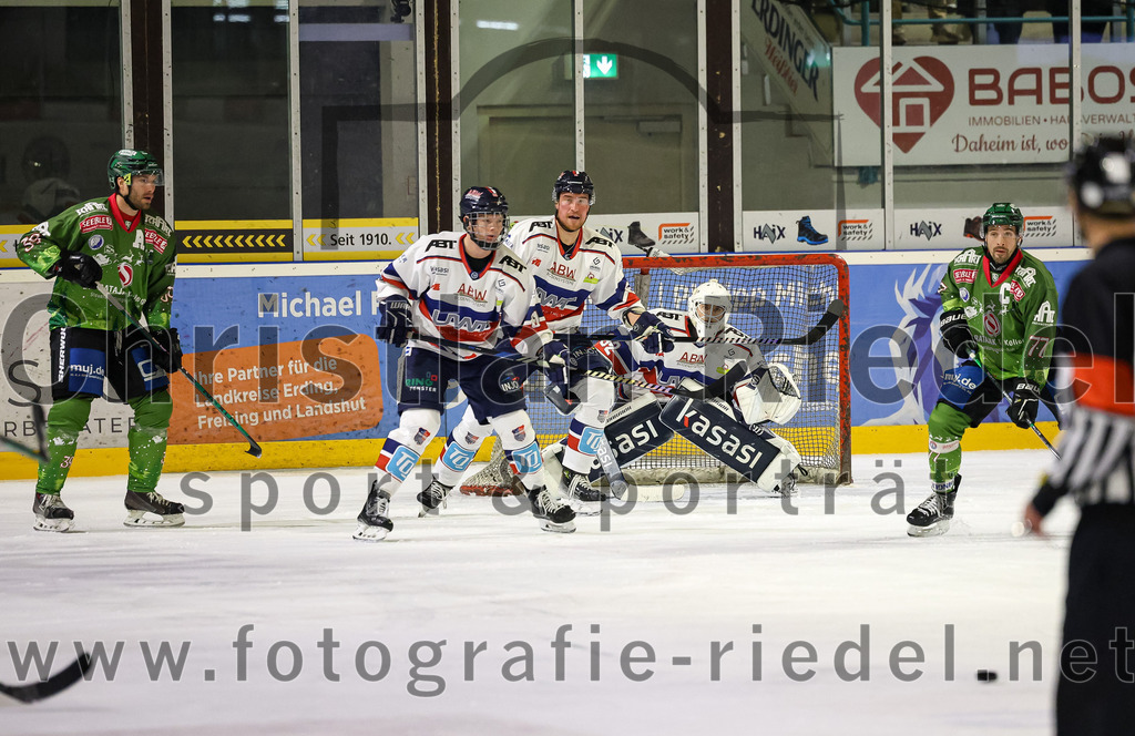 2023-12-17_032_TSV_Erding_gegen_ESC_Kempten | Erding, Deutschland, 17.12.2023:
Eishockey, Bayernliga Vorrunde 2023 / 2024, 18. Spieltag, TSV Erding gegen ESC Kempten, Endergebnis: 5:1

Torwart Luca Mayer (ESC Kempten, #32), Philipp Michl (Erding Gladiators, #77)

Foto: Christian Riedel / fotografie-riedel.net