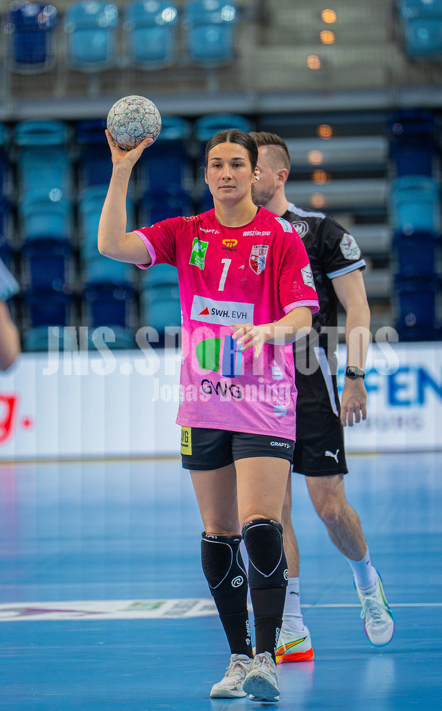 Handball I Frauen I Saison 2025-2026 I 1. HBF I 15. Spieltag I VFL Oldenburg - SV Union Halle-Neustadt 0067 | E. Molenaar (7, SV Union Halle-Neustadt) - Realisiert mit Pictrs.com