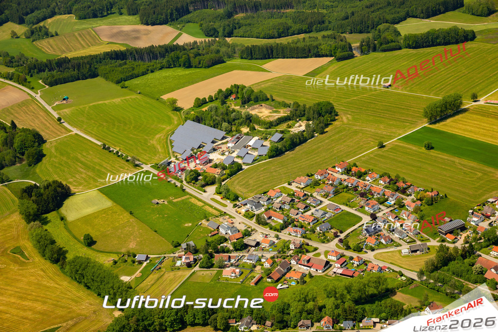 Das Luftbild zeigt Oberkammlach Memminger Strasse Kammlach - Die Luftaufnahme wurde 2023 vom UL-Flugzeug aus erstellt ( keine Drohne ) - Hochauflösende Luftaufnahme - Für grossformatige Ausdrucke geeignet. Die Geschenkidee !Mit Lizenz und Bildrechte bestellbar