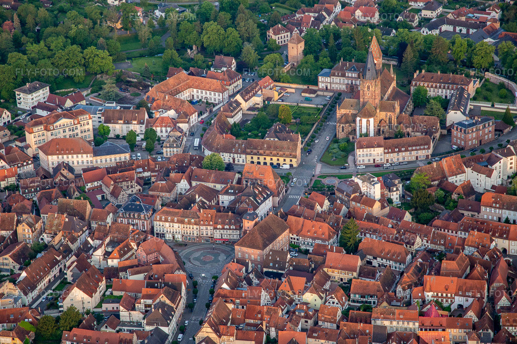 Aerial view: Circular square in front of the Tourist Office in Wissembourg in the state Bas-Rhin, France. – Photo: IMG_113961.jpg taken on 05/23/2019 by Werner Riehm/FLY-FOTO.com – Resolution of the original: 5358 x 3572 px
