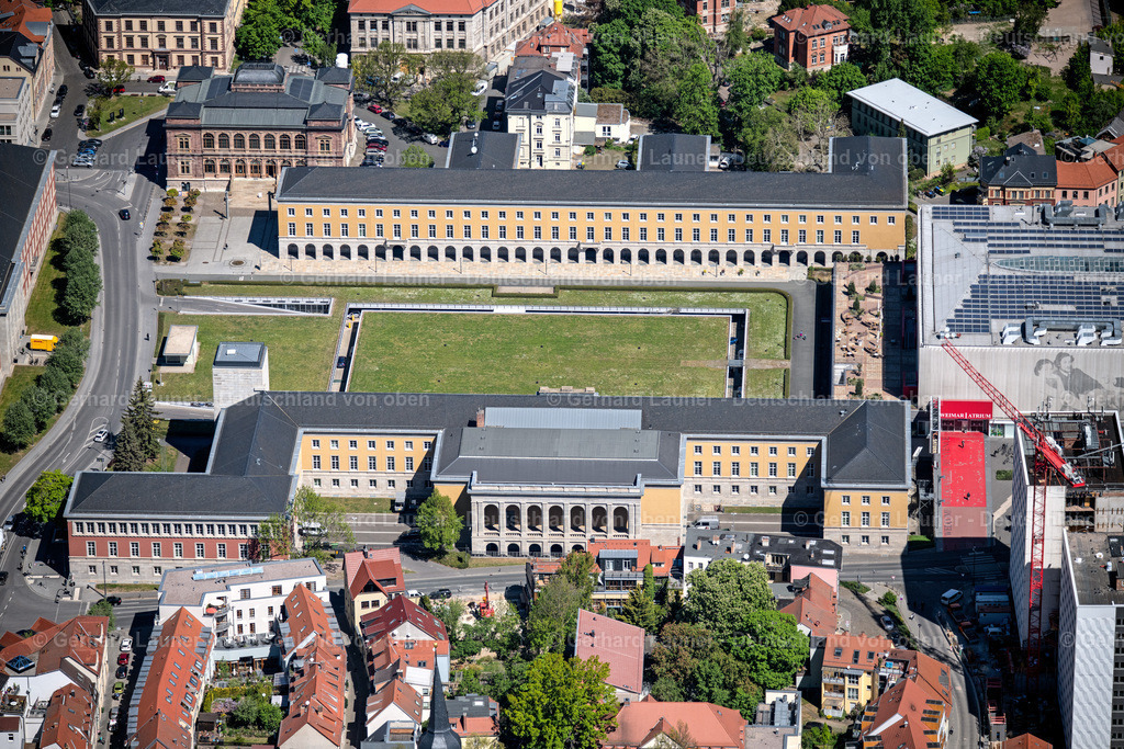 4026865 | WEIMAR 07.05.2020 Tourismus- Attraktion und Sehenswürdigkeit " Gauforum " am Jorge-Semprún-Platz in Weimar im Bundesland Thüringen, Deutschland. // Tourist attraction and sightseeing " Gauforum " in Weimar in the state Thuringia, Germany. Foto: Gerhard Launer