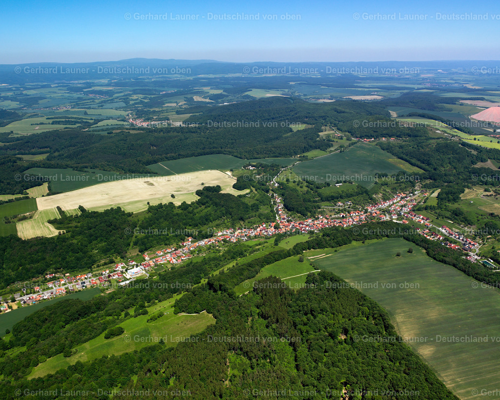 2634312 | BREHME 09.06.2006 Stadtansicht vom Stadtrand angrenzend an landwirtschaftliche Feldern  in Brehme im Bundesland Thüringen, Deutschland // City view from the outskirts with adjacent agricultural fields  in Brehme in the state Thuringia, Germany Foto: Gerhard Launer