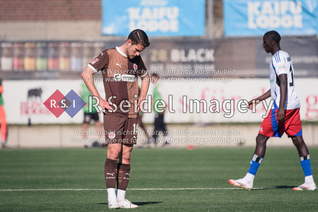 RS-1-106928 | Marc Bölter (#14, FCSP) mit gesenktem Kopf