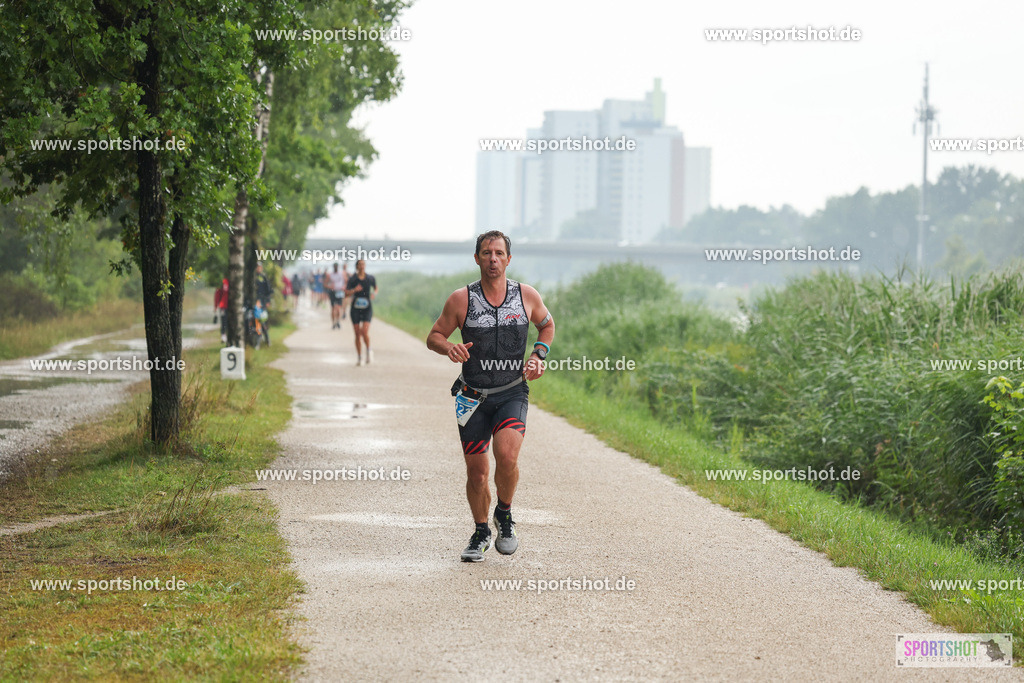 LUR_1127 | 34. M-net Erlanger Triathlon 2025 #erlangertriathlon  #mnettriathlon2025 #mnettriathlon #team #olympischedistanz #mitteldistanz #triathlon #maindonaukanal  #erlangertriathlon2025 #yourpictrs #tv1848 #tv1848erlangen  #triathlonbayern #sportinerlangen #demsportverbunden #sportshot_your_pictrs Copyright: www.sportshot.de