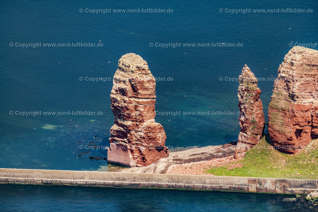 Helgoland_Lange_Anna_ELS_1875250622 | HELGOLAND 25.06.2022 Die freistehende Felsnadel / Brandungspfeiler Lange Anna auf Helgoland im Bundesland Schleswig-Holstein. Sie besteht aus rotem Buntsandstein. // The detached rock needle / surf pillars Tall Anna on Helgoland in Schleswig-Holstein. Foto: Martin Elsen
