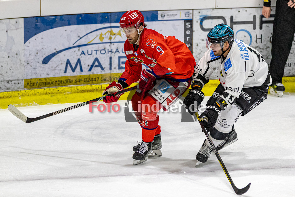EC Peiting vs Bayreuth Tigers | Eishockey Oberliga Süd 2023/2024, EC Peiting vs Bayreuth Tigers, 20231112,
Zweikampf Brett OUDERKIRK (ECP 9) und Steffen TÖLZER (Tigers 13),
2023-11-12 in Peiting (Eisstadion)
9 Brett OUDERKIRK (ECP 9), 13 Steffen TÖLZER (Tigers 13)
Copyright: WolfgangxLindner foto-lindner.de