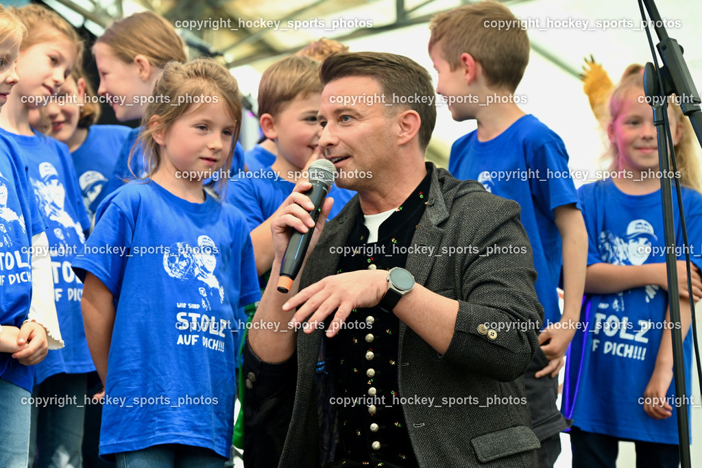 Empfang Daniel Tschofenig | Moderator Marco Ventre, Kinder sagen für Daniel Tschofenig, Empfang Daniel Tschofenig, Empfang Daniel Tschofenig am 10.05.2025 in Hohenthurn (Mehrzweckhaus Hohenthuurn), Austria, (Photo by Bernd Stefan)
