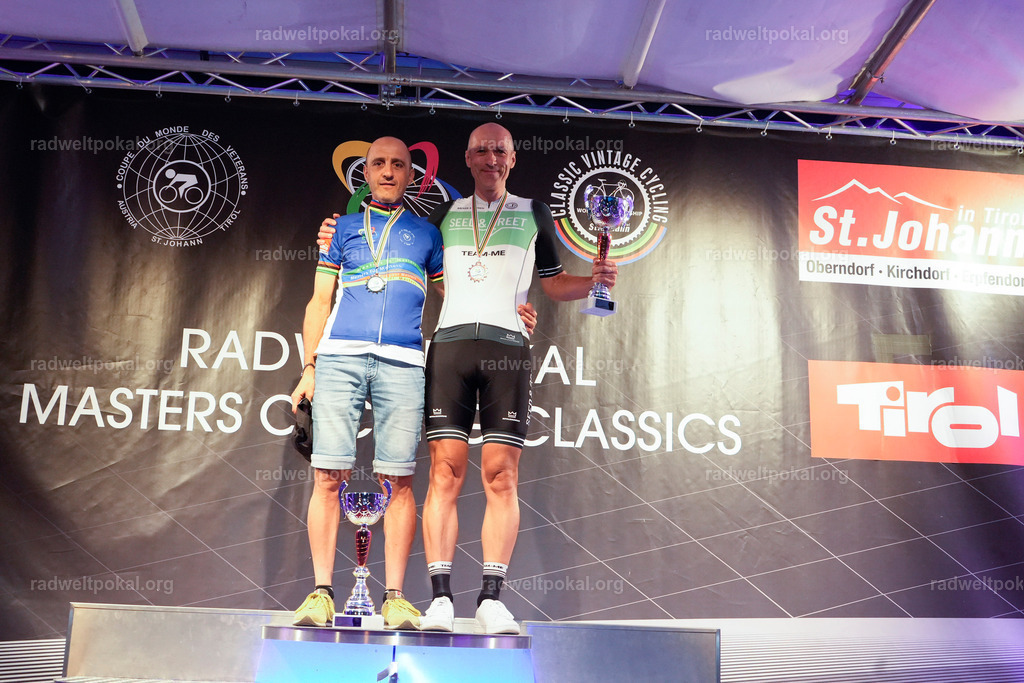 1324_20230817_Bewerb_Maenner_Muehlanger | AUT - OESTERREICH, 2023-08-16: SPORT RENNRAD-FAHREN - 55. INTERNATIONALER RADWELTPOKAL IN ST. JOHANN IN TIROL  - Vintage-Radrennen mit WM-Bronze-Medaillen-Siegerin Christina Schweinberger, den Teilnehmer und Alexander Baumann (vom Orginastions-Team) - TAG 2 BEWERB MAENNER IN SECHS GRUPPEN  ; Foto: Roland Muehlanger
