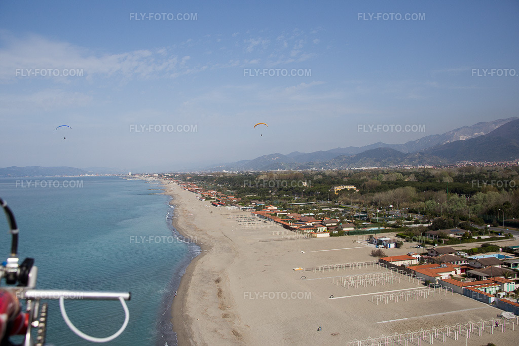 Aerial view: View of the town in Marina dei Ronchi in the state Tuscany, Italy. – Photo: IMG_087104.jpg taken on 04/04/2016 by Werner Riehm/FLY-FOTO.com – Resolution of the original: 5472 x 3648 px