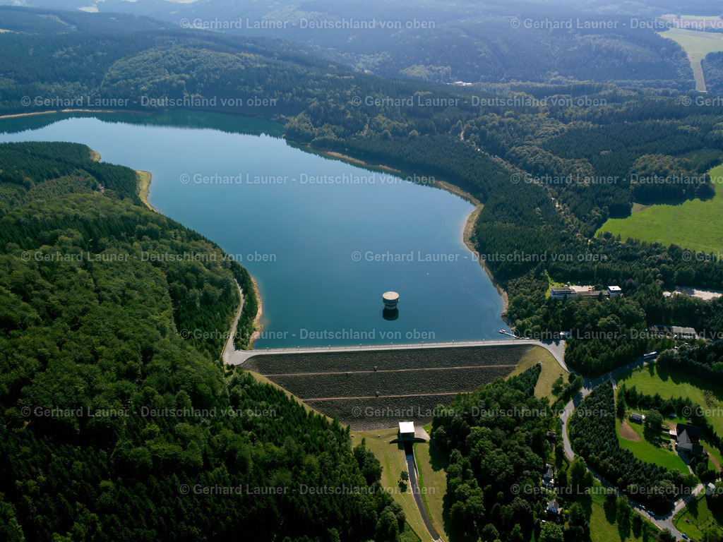 2538778 | LICHTENBERG/ERZGEBIRGE 27.08.2021 Talsperren - Staudamm und Uferbereiche am Stausee Talsperre Lichtenberg in Lichtenberg/Erzgebirge im Bundesland Sachsen, Deutschland. Weiterführende Informationen bei: Sächsisches Staatsministerium für Energie, Klimaschutz, Umwelt und Landwirtschaft. // Dam and shore areas at the lake Talsperre Lichtenberg in Lichtenberg/Erzgebirge in the state Saxony, Germany. Further information at: Saechsisches Staatsministerium fuer Energie, Klimaschutz, Umwelt und Landwirtschaft. Foto: Gerhard Launer