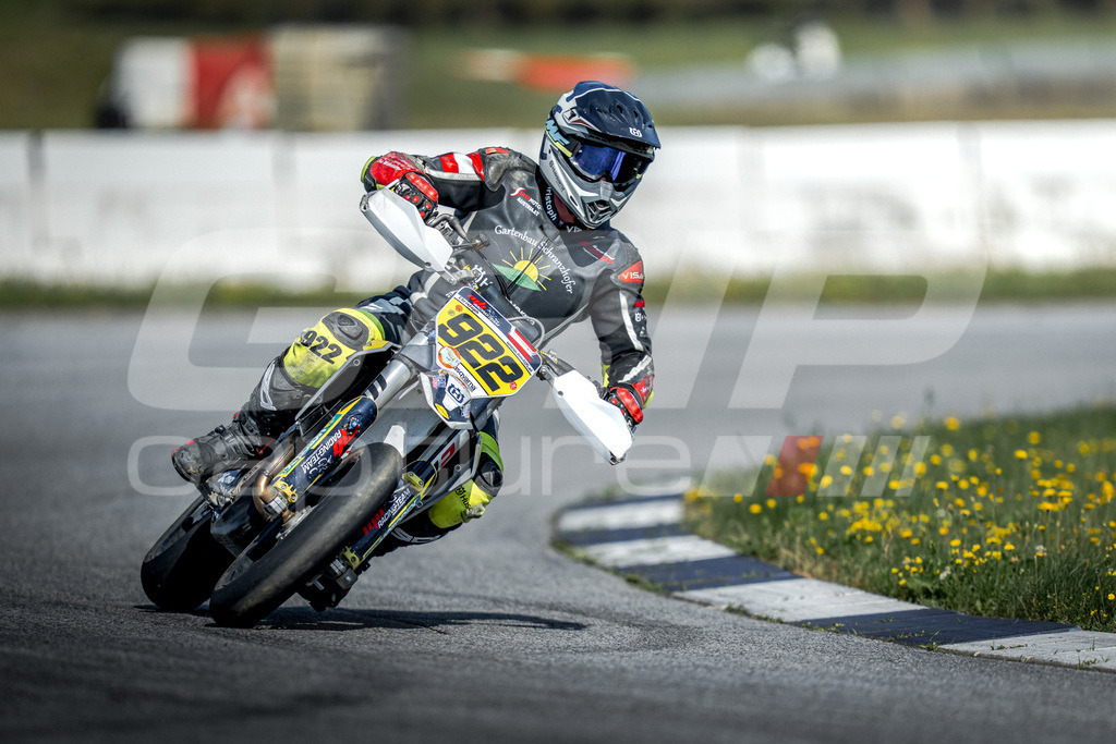 G-Cup + Supermoto Staatsmeisterschaft + Hungarian Supermoto Championship | GRIPcapture steht für authentische Sportfotografie in Österreich – für Momente, die mehr sind als Geschwindigkeit oder Ergebnis. Es geht um Emotion, Spannung, Fokus und den Augenblick, der oft nur einen Wimpernschlag dauert.Ob Motorsport, Teamsport oder 