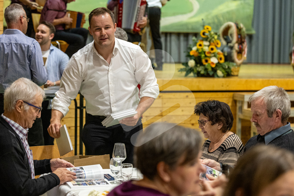 SKE100J_5011 | Die Schwinger des Schwyzer Kantonalen Schwingerverbandes: Fotos, die Dynamik und Leidenschaft festhalten, sowie emotionale Momente aus dem traditionellen Schwingsport zeigen. - Realisiert mit Pictrs.com