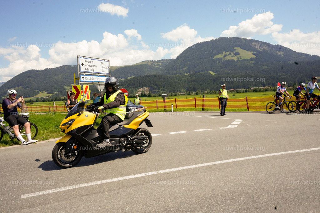 245_20230817_Bewerb_Maenner_Muehlanger | AUT - OESTERREICH, 2023-08-16: SPORT RENNRAD-FAHREN - 55. INTERNATIONALER RADWELTPOKAL IN ST. JOHANN IN TIROL  - Vintage-Radrennen mit WM-Bronze-Medaillen-Siegerin Christina Schweinberger, den Teilnehmer und Alexander Baumann (vom Orginastions-Team) - TAG 2 BEWERB MAENNER IN SECHS GRUPPEN  ; Foto: Roland Muehlanger