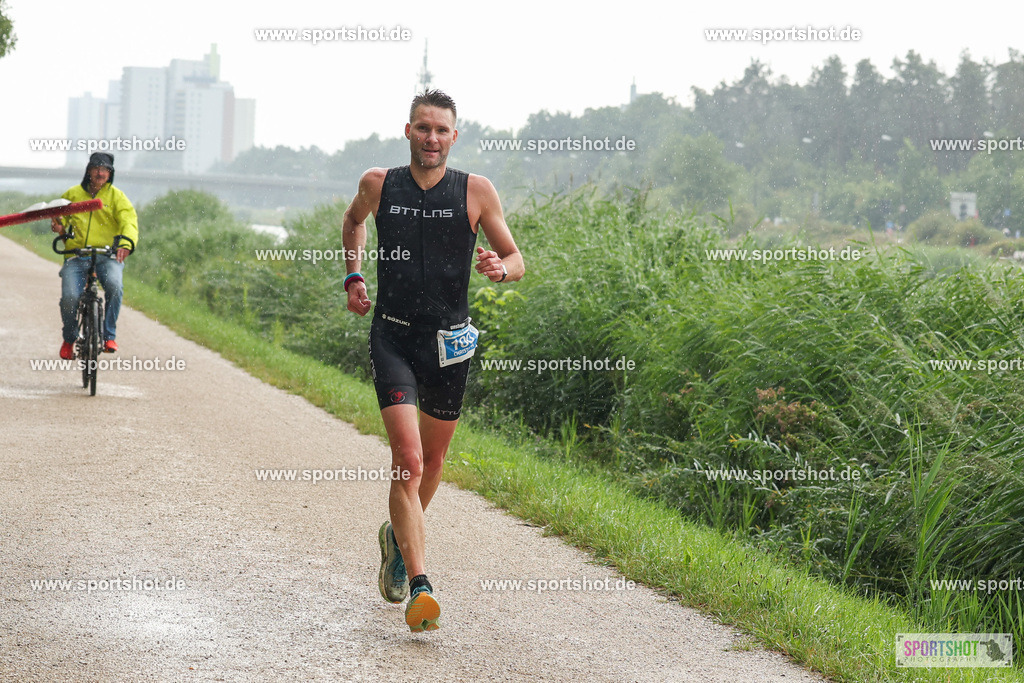 LUR_1391 | 34. M-net Erlanger Triathlon 2025 #erlangertriathlon  #mnettriathlon2025 #mnettriathlon #team #olympischedistanz #mitteldistanz #triathlon #maindonaukanal  #erlangertriathlon2025 #yourpictrs #tv1848 #tv1848erlangen  #triathlonbayern #sportinerlangen #demsportverbunden #sportshot_your_pictrs Copyright: www.sportshot.de