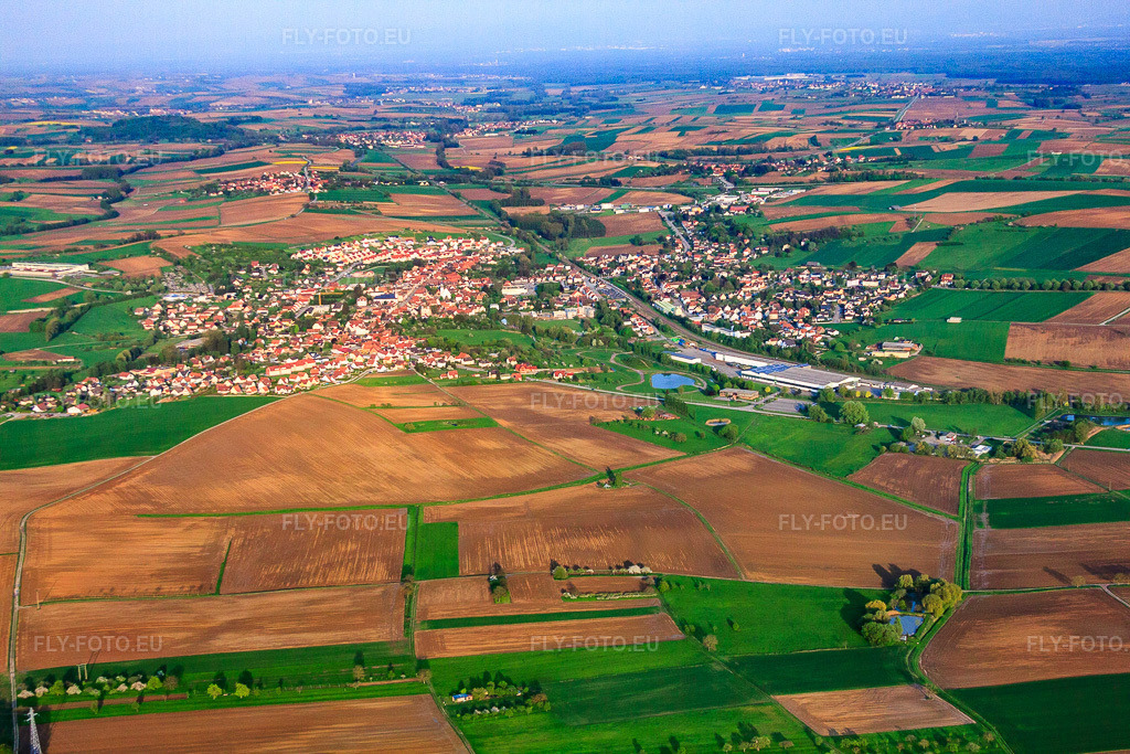 Vue aérienne: Vue de la ville depuis l'ouest avec le parc du Brühl à Soultz-sous-Forêts dans le département Bas Rhin, France – .Photo: IMG_56841.jpg prise le 05/05/2013 par Werner Riehm/FLY-FOTO.eu – Résolution de l'original: 4752 x 3168 px