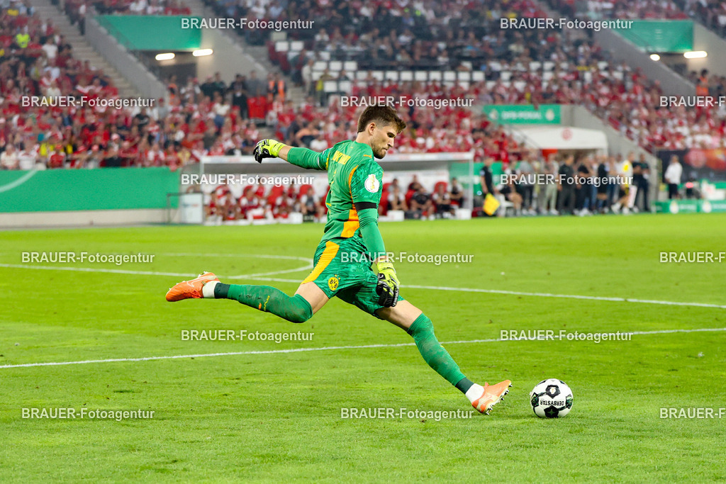 Rot-Weiss Essen - Borussia Dortmund | Essen, Deutschland, 18.08.2025Gregor Kobel (Borussia Dortmund) Einzelaktionwährend des DFB Pokal Spiels zwischen Rot-Weiss Essen- Borussia Dortmund im Stadion an der Hafenstraße am 18.08.2025 in Essen. (Foto von Timo Bluhmki-Schmidt/Brauer Fotoagentur
