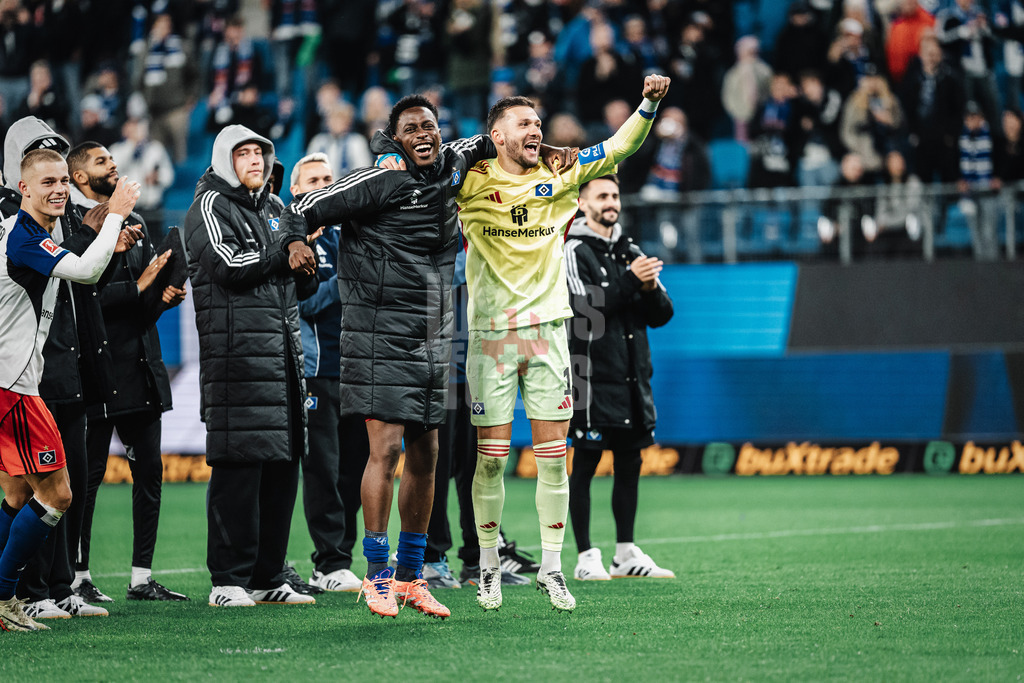 Fußball | Männer | Saison 2025/2026 | 1. Fußball-Bundesliga | 6. Spieltag | Hamburger SV vs. 1. FSV Mainz 05 | 05.10.2025 | v.l. Albert Sambi Sambi Lokonga (#6, HSV) und Daniel Heuer Fernandes (#1, HSV) feiern nach dem Sieg mit den Fans