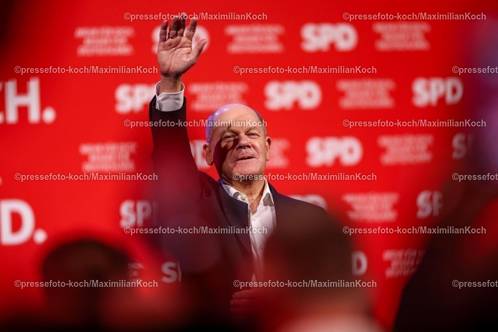 SPD21022502223 | 21.02.2025, Wahlkampfveranstaltung SPD,  Abschlusskundgebung der Sozialdemokratische Partei Deutschlands vor den Bundestagswahlen, Westfalenhalle Dortmund. Im Bild: Bundeskanzler der Bundesrepublik Deutschland und Spitzenkandidat der SPD - Olaf Scholz (SPD) winkend