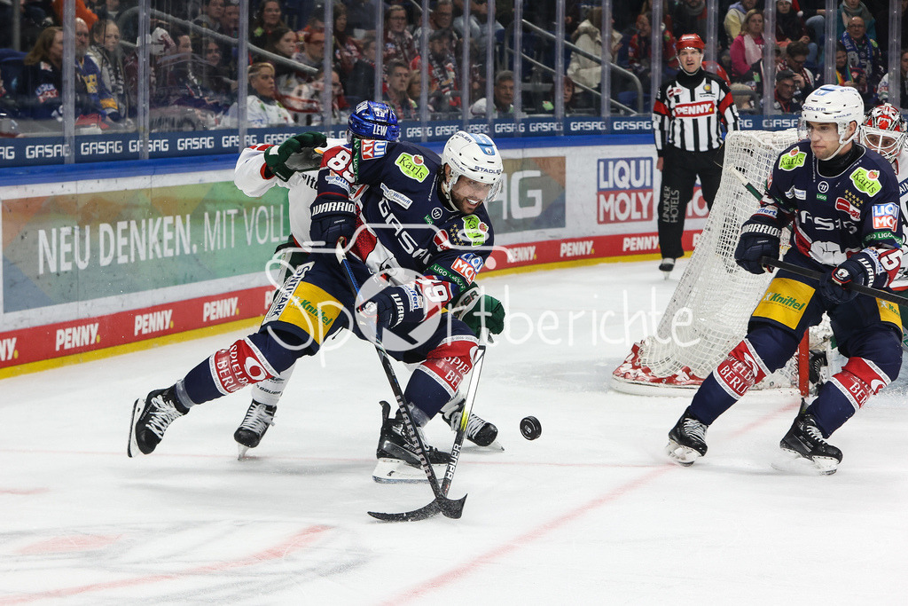 Eisbären Berlin - Augsburger Panther | Zachary BOYCHUK (EBB #89) im Duell mit Zachery MITCHELL (AEV #18) / Zweikampf