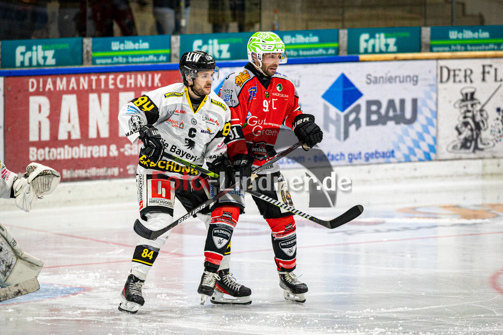 TSV Peißenberg MINERS gegen EA Schongau | Eishockey Bayernliga Herren Vorrunde 2024/25, TSV Peißenberg MINERS gegen EA Schongau, 20241031,Dominik EBENTHEUER (MINERS 91) vor dem Tor mit Tim MÜHLEGGER (MAMMUTS 84),2024-10-31 in Peißenberg (Eisstadion Peißenberg)Tim MÜHLEGGER (MAMMUTS 84), Dominik EBENTHEUER (MINERS 91)Copyright: WolfgangxLindner foto-lindner.de