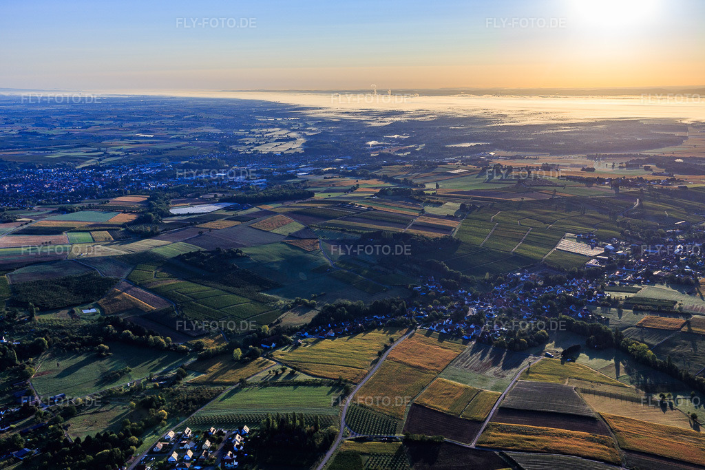 Luftbild: Ortsansicht von Westen am Morgen in Oberhoffen-lès-Wissembourg im Bundesland Bas-Rhin in Frankreich. – Foto: IMG_138827.jpg vom 24.09.2023 durch Werner Riehm/FLY-FOTO.de – Auflösung des Originals: 5214 x 3476 px