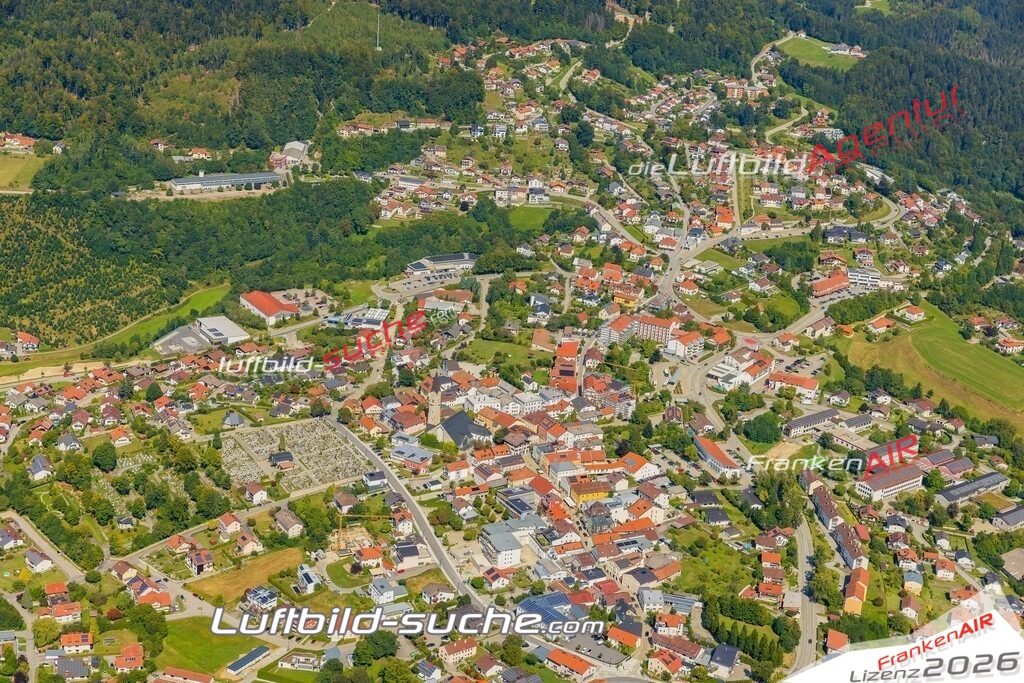 Luftaufnahme der Stadt Hauzenberg - Die Luftaufnahme wurde 2025 vom UL-Flugzeug heraus erstellt ( keine Drohne ) - Hochauflösende Luftaufnahme - für professionelle Ausdrucke geeignet. Die Geschenkidee !Mit Lizenz und Bildrechte bestellbar