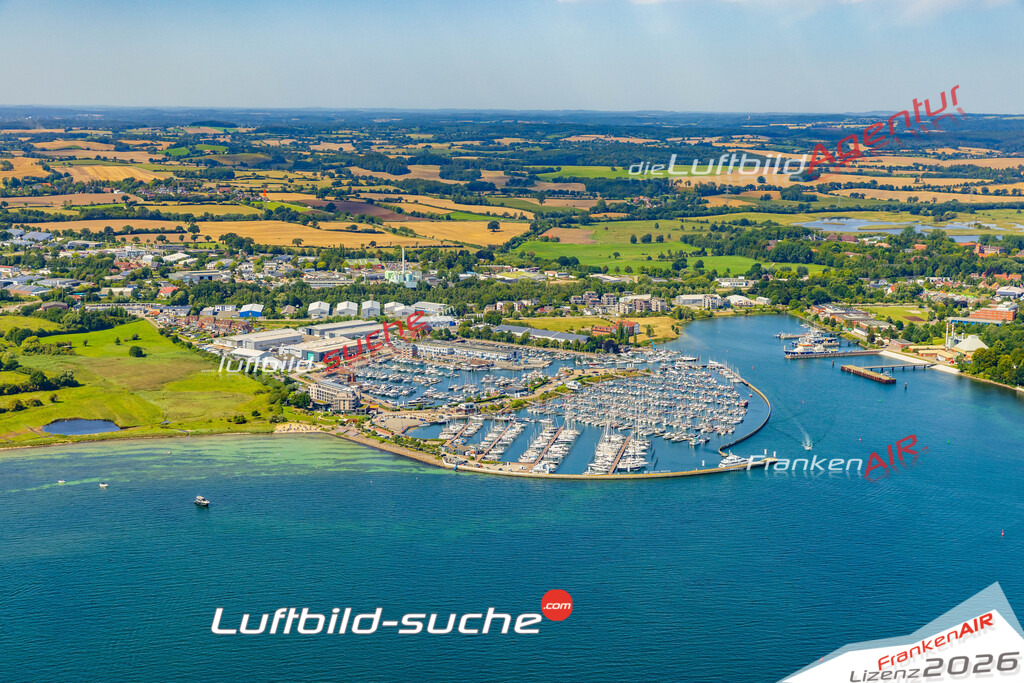 Bild der Stadt Neustadt in Holstein - Die Luftaufnahme wurde 2025 vom UL-Flugzeug heraus erstellt ( keine Drohne ) - Hochauflösende Luftaufnahme - für professionelle Ausdrucke geeignet. Die Geschenkidee !Hier alle&nbsp;Infos zur Lizenzierung der LuftaufnahmeWir fliegen auch dieses Jahr wieder in Ihre Region um Luftbilder zu erstellen.- Luftbild anfragen