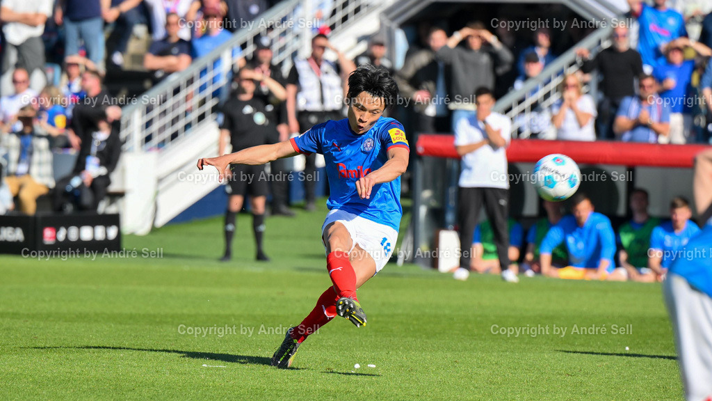 Holstein Kiel vs SC Freiburg | Ein letzter Freistoß von Shuto Machino (Kiel #18) geht über das Tor / Fußball-Bundesliga Männer 2024/2025 / 33. Spieltag / Holstein Kiel vs SC Freiburg / Holstein-Stadion / Kiel / 10.05.25 - Realisiert mit Pictrs.com