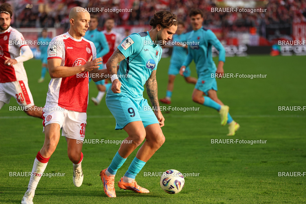 Rot-Weiss Essen - Viktoria Köln - 3.Liga | Essen, Deutschland, 18.10.2025 Tobias Kraulich  (Rot-Weiss Essen) und Lex‑Tyger Lobinger (Viktoria Köln)  im Kampf um den Ball während des 3.Liga Spiels zwischen Rot-Weiss Essen- Viktoria Köln im Stadion an der Hafenstraße am 01.08.2025 in Essen. (Foto von Timo Bluhmki-Schmidt/ Brauer Fotoagentur