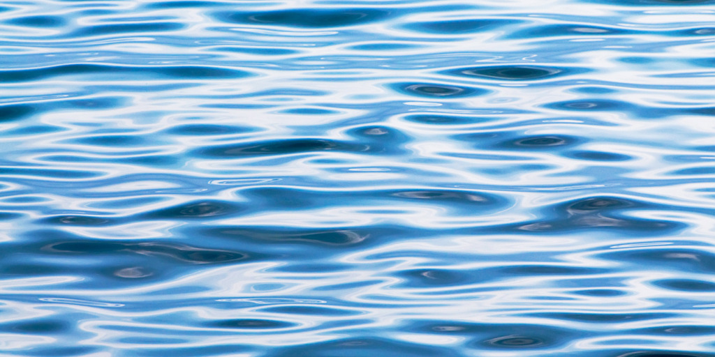 Wellenmuster in sanften Blautönen an der Küste von Mallorca | Best. Nr. e_2009_02_0520 - Realisiert mit Pictrs.com