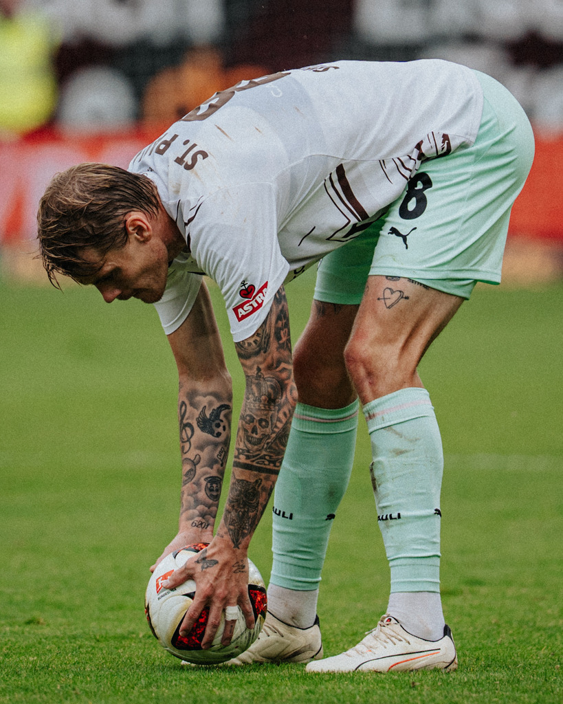 FCSP_YD-05909 | Der offizielle Shop für FC St. Pauli Fotos. Wähle aus Spielszenen & Fanmomenten dein FCSP Wunschformat. Wir liefern Millerntor-Atmosphäre.