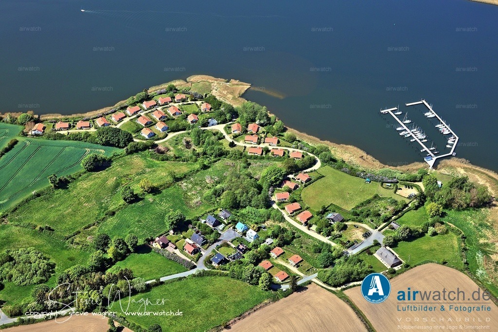 Luftbild Ostseefjord Schlei, Bohnert, Marina Huelsen, Sportboothafen | Marina Hülsen:  Die Marina bietet verschiedene Dienstleistungen an, darunter Strom- und Wasserversorgung am Steg, Duschen und WC, einen Grillplatz, einen Spielplatz sowie kostenloses WLAN im Hafen.  Zudem wird Bootsmiete für Kanus, Kajaks, Ruderboote und Segel- sowie Motorboote angeboten.